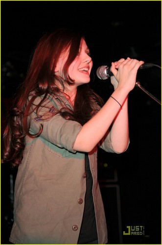 Abigail Breslin SINGS in Toronto
