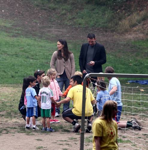  Jen and Ben take kulay-lila and Seraphina to play soccer!