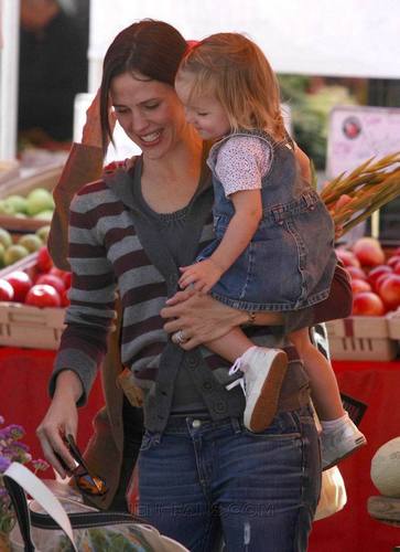  Jen takes màu tím and Seraphina to the Farmer’s Market!