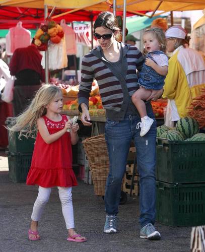  Jen takes viola and Seraphina to the Farmer’s Market!