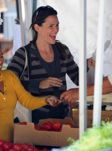  Jen takes violet and Seraphina to the Farmer’s Market!
