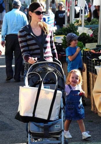  Jen takes tolet, violet and Seraphina to the Farmer’s Market!