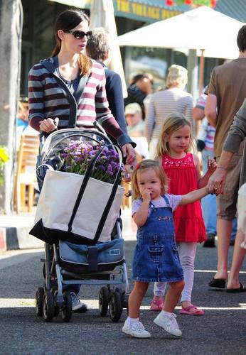  Jen takes 紫色, 紫罗兰色 and Seraphina to the Farmer’s Market!