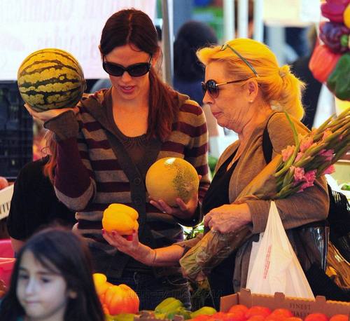  Jen takes بنفشی, وایلیٹ and Seraphina to the Farmer’s Market!