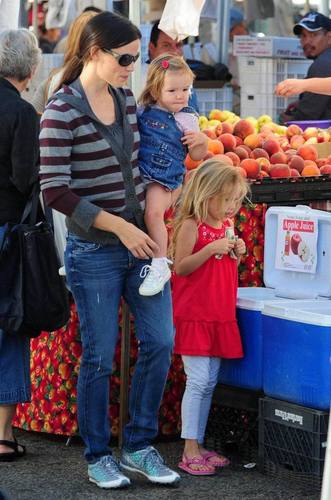  Jen takes バイオレット and Seraphina to the Farmer’s Market!