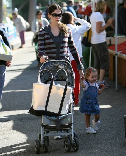  Jen takes tolet, violet and Seraphina to the Farmer’s Market!