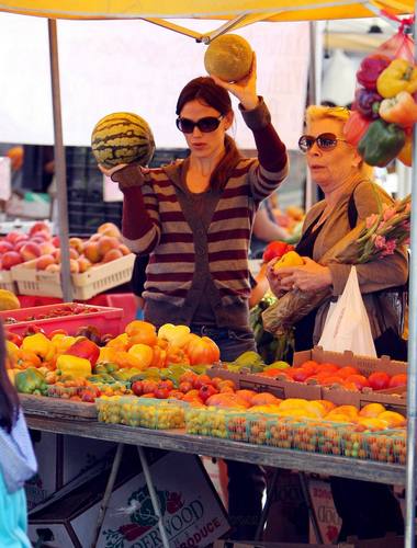  Jen takes बैंगनी, वायलेट and Seraphina to the Farmer’s Market!