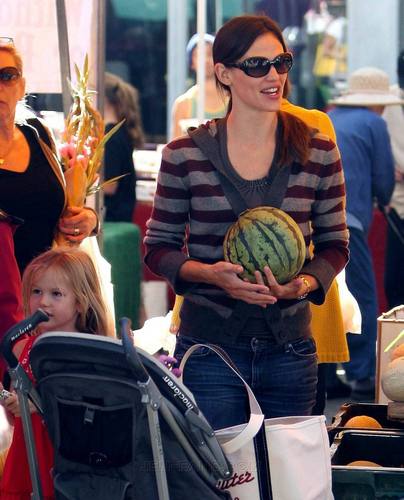  Jen takes বেগুনী and Seraphina to the Farmer’s Market!