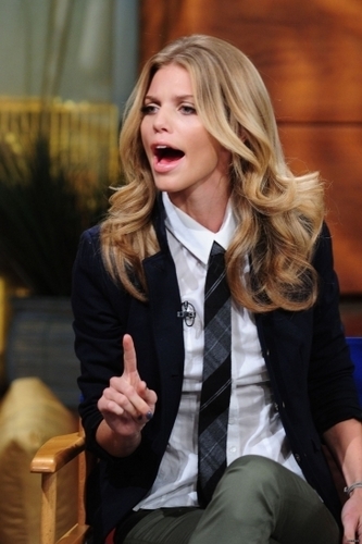  2010-09-22 AnnaLynne McCord Appears on the PIX Morning tampil