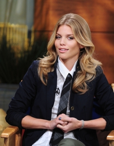  2010-09-22 AnnaLynne McCord Appears on the PIX Morning tampil