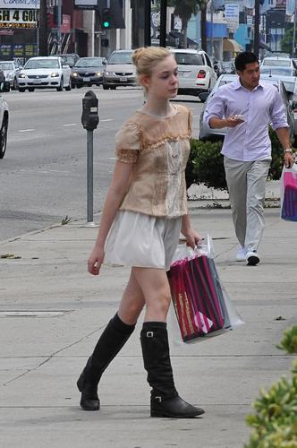  Elle Out in Hollywood