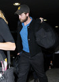  HQ Pics Of Robert Pattinson Arriving Back In LA Last Night   - twilight-series photo