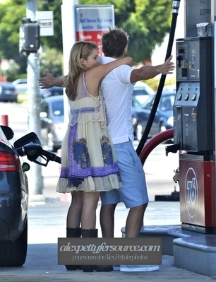  Alex Pettyfer & Dianna Agron in Beverly Hills (11 September)