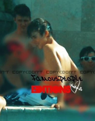  Exclusive:Justin Bieber shirtless in pool