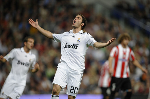 Gonzalo Higuain playing for Real Madrid