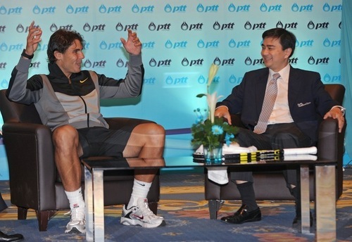  Rafael Nadal presents a টেনিস racket and jersey to Thai Prime Minister Abhisit Vejjajiva