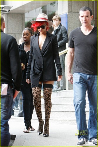  Rihanna: Leopard-Print Stockings!