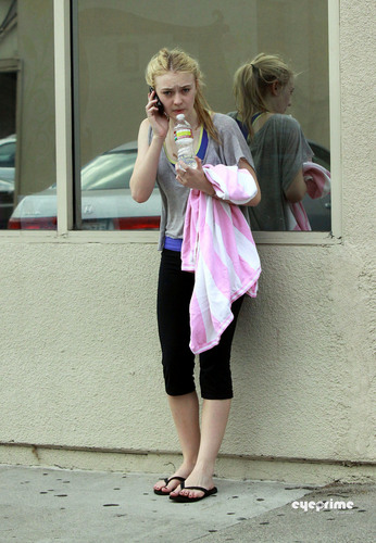 Dakota Fanning waits outside the Gym in Studio City, Oct 2