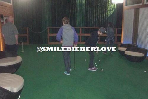 Exclusive pic: Justin&Caitlin playing golf