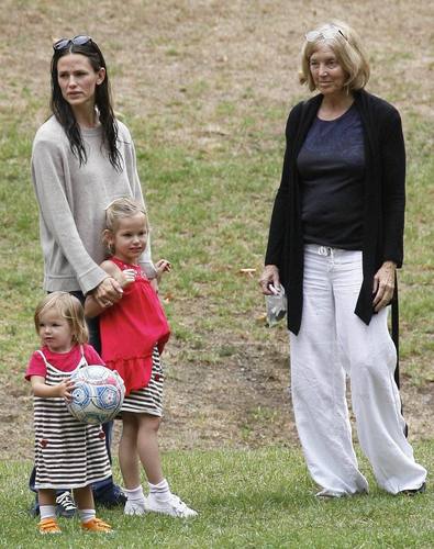  Jen took बैंगनी, वायलेट and Seraphina to play soccer!