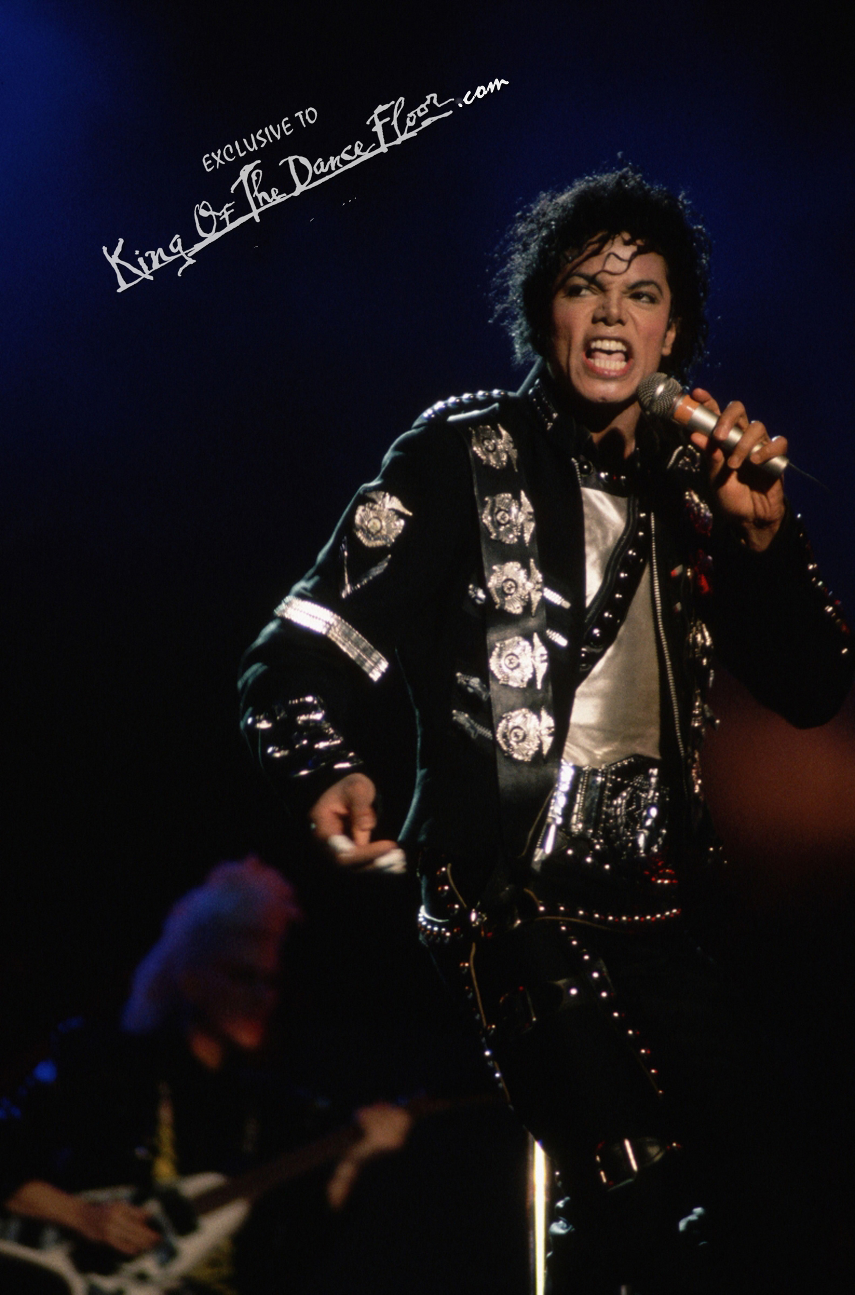 【MJ】迈克尔杰克逊经典现场,开头就被帅到了!《Billie jean》观众激动到哭,有的都可以直接上台当伴舞了！_哔哩哔哩 (゜-゜)つロ ...