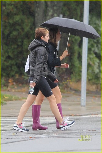  Emma Watson: Rainy Workout