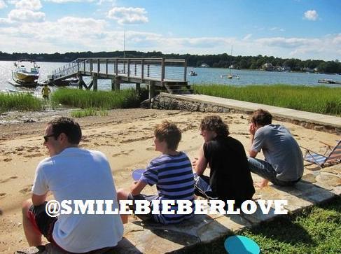 Exclusive pic: Justin Bieber with friends