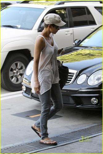  Halle Berry: Out and About with Olivier Martinez!