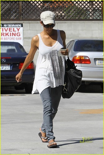  Halle Berry: Out and About with Olivier Martinez!