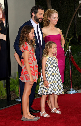 Judd with Leslie Mann & daughters Maude & Iris Apatow @ Funny People Premiere - 2009