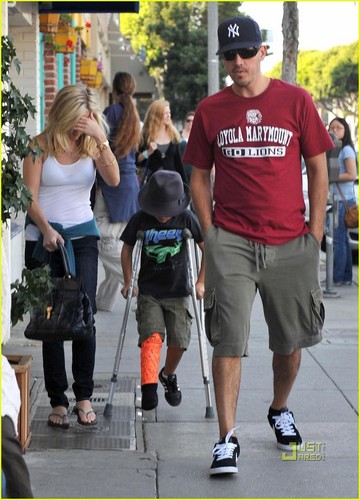 Reese Witherspoon: Deacon's On Crutches!