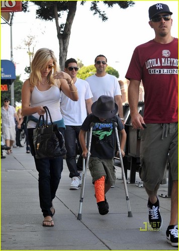 Reese Witherspoon: Deacon's On Crutches!