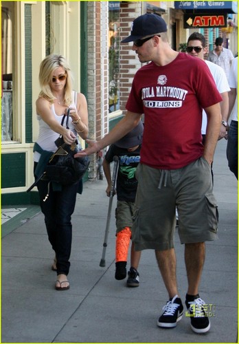  Reese Witherspoon: Deacon's On Crutches!
