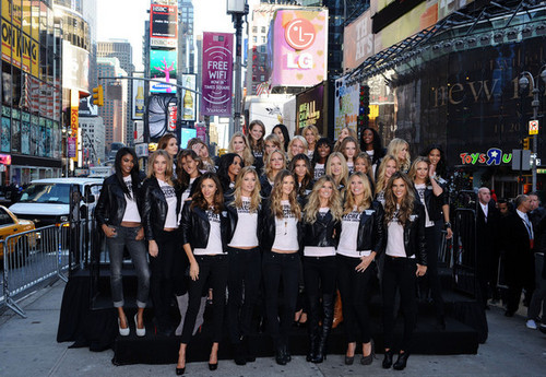  Victoria's Secret Angels - Times Square 2008
