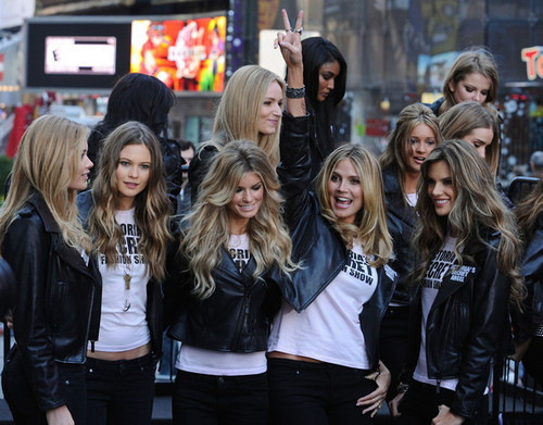 Victoria's Secret Angels - Times Square 2008