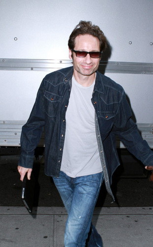  11/10/2010 - David Duchovny visits "Late 表示する With David Letterman"