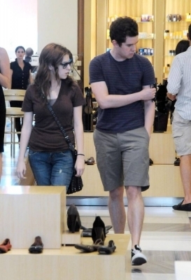  Anna Kendrick shopping with a guy