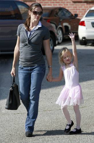 Jennifer Garner & Violet Affleck: Tutu Cute!