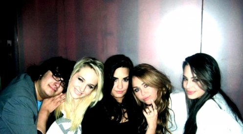 Miley hanging around with Demi Lovato, Chloe Bridges, Anna and Keith