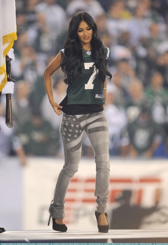  Nicole performs the National Anthem at the Jets ホーム game 9/13/10