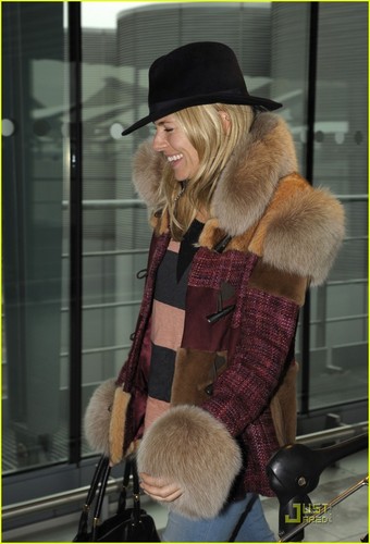  Sienna Miller is 'Fur' Real