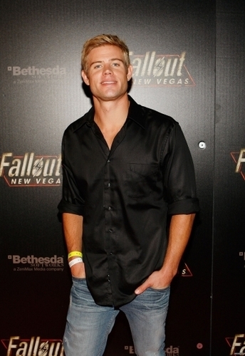 2010-10-16 Fallout New Vegas launch event in Las Vegas (More pics)