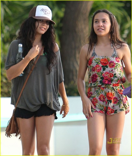  Vanessa & Stella out in Hawaii