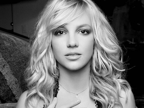  Britney karatasi za kupamba ukuta