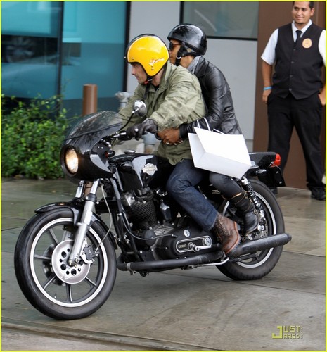  Halle Berry & Olivier Martinez: Motorcycle Mates