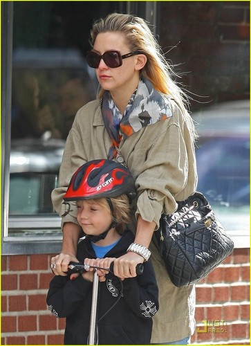  Kate Hudson: Scooter Riding With Ryder!