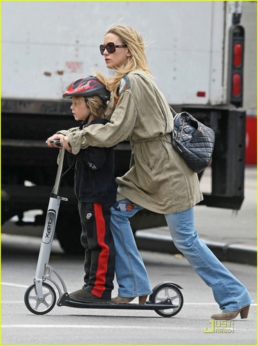  Kate Hudson: Scooter Riding With Ryder!