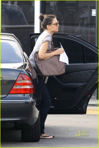  Katie Holmes: Up Bright and Early for 'Jack and Jill'