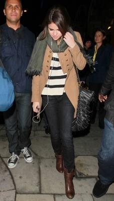  Selena out in Londra