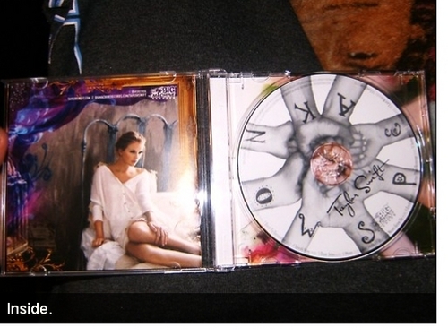  THIS IS THE INSIDE OF THE SPEAK NOW ALBUM :))